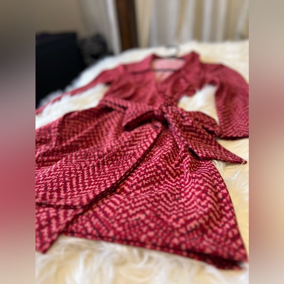 Wrap Dress Belted 70’s style Point Collar V Neck 3/4 Sleeve Red Printed Size S - Picture 6 of 8